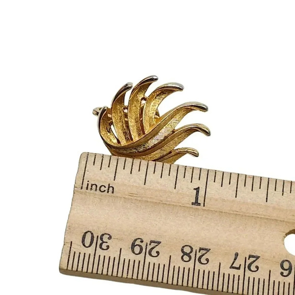 Trifari Textured Leaf Modernist Earrings Clip-On Closure Gold Tone Vintage (H) - Picture 6 of 6